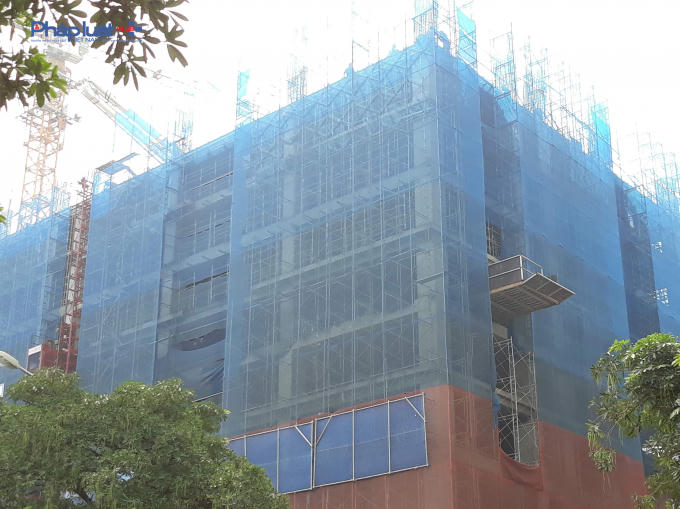 Công nhân tích cực làm việc tại dự án.