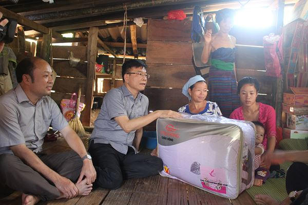 Bộ trưởng L&ecirc; Th&agrave;nh Long đến tận nh&agrave; d&acirc;n thăm hỏi, động vi&ecirc;n..