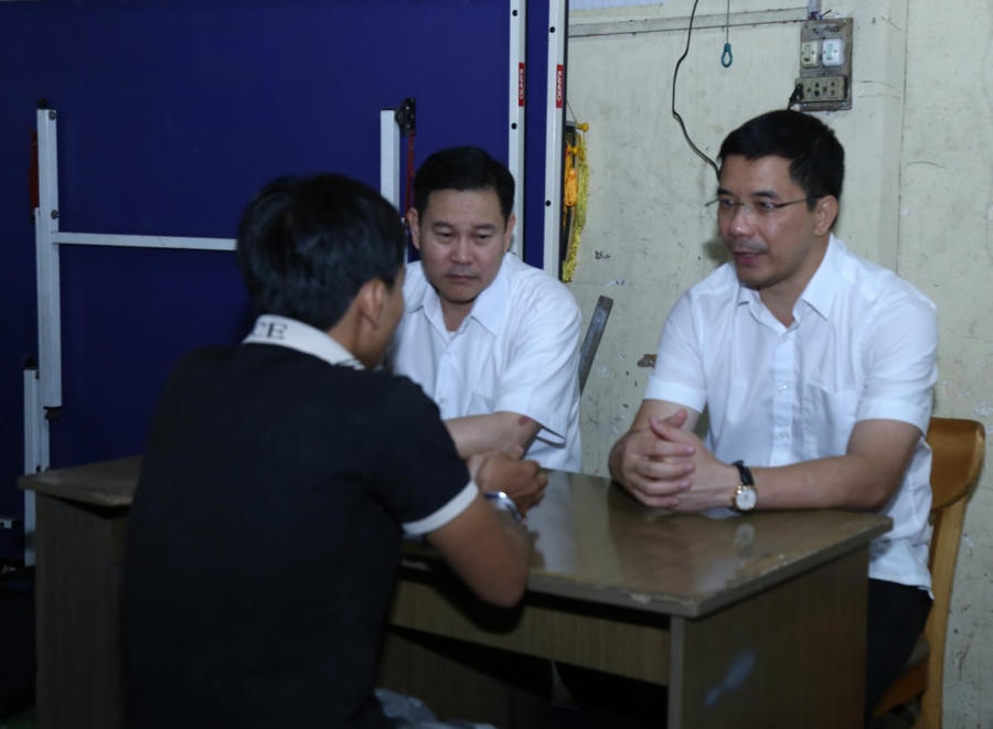 Đồng chí Giám đốc Công an tỉnh trực tiếp lấy lời khai đối tượng tàng trữ trái phép chất ma túy tại xã Bắc Sơn, huyện Trảng Bom