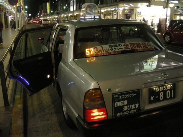 Taxi có thể tự động mở cửa sau để khách thuận tiện ra, vào.