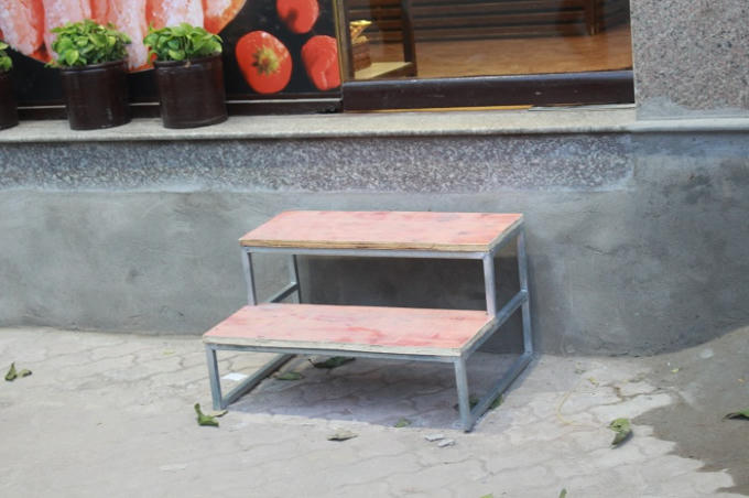 Những bậc thang sắt được làm tạm. Tuy nhiên, như thế này vẫn là vi phạm!