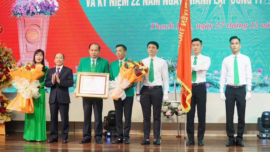 Thừa ủy quyền của Chủ tịch nước, đồng chí Lê Tiến Lam - Ủy viên BTV Tỉnh ủy, Phó Chủ tịch Thường trực HĐND tỉnh đã trao tặng Huân chương lao động hạng Nhì cho Công ty Trách nhiệm hữa hạn Mai Linh Thanh Hóa.
