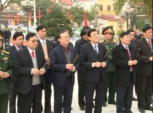 Chủ tịch nước Trương Tấn Sang dâng hương tưởng nhớ cố Tổng bí thư Nguyễn Văn Linh.