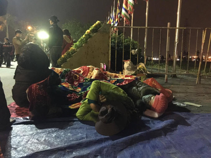 Ban tổ chức tiến hành phát ấn đền Trần vào 5h sáng ngày 11/2