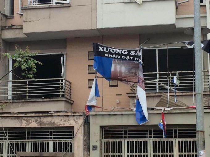Căn nhà bị khói ám đen sau vụ nổ, phần cửa trước mặt bị sức ép thổi bay.