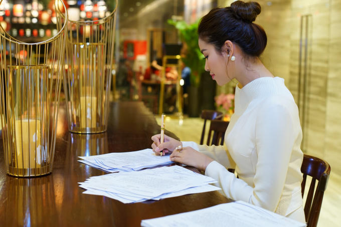 Hoa hậu Phạm Hương ra mắt MV “Và lắng nghe mình” kể về khoảng thời gian cùng cực nhất trong tâm hồn