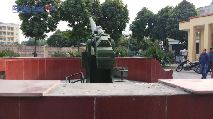 gạch ốp cũng bị vỡ.