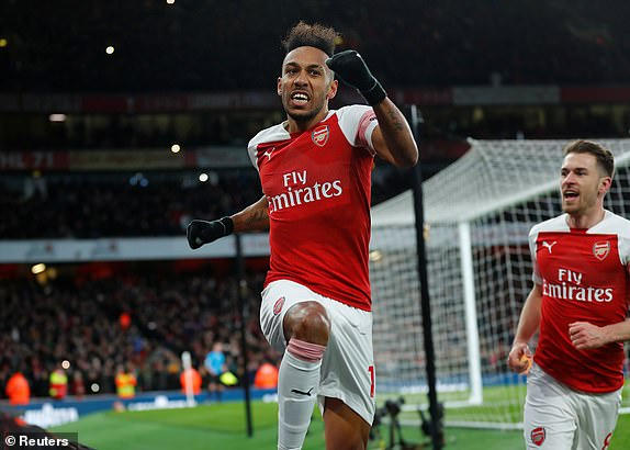 Aubameyang ghi bàn trên chấm phạt đền. (Ảnh: Reuters)
