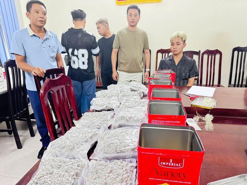 Ma túy cần sa được ngụy trang trong các thùng bánh kẹo.