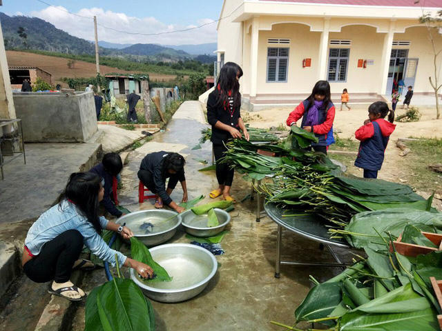 Những bạn học sinh nữ thì phụ rửa lá gói bánh