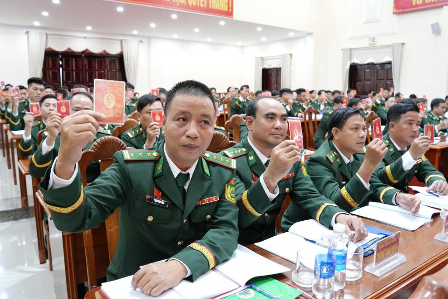 Đại biểu biểu quyết thông qua Nghị quyết Đại hội.