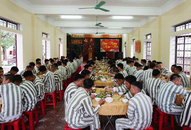 Các phạm nhân tham dự bữa cơm Tất niên được Ban Giám thị trại Tạm giam Công an tỉnh Nghệ An tổ chức. Hoạt động này nhằm động viên phạm nhân yên tâm cải tạo, đặc biệt trong đợt Tết Nguyên đán - thời điểm phạm nhân dễ có những diễn biến tâm lý tiêu cực, ảnh hưởng đến việc quản lý, giáo dục.