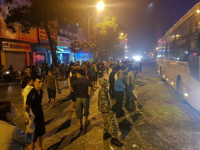 Nhiều người dân theo dõi sự việc.