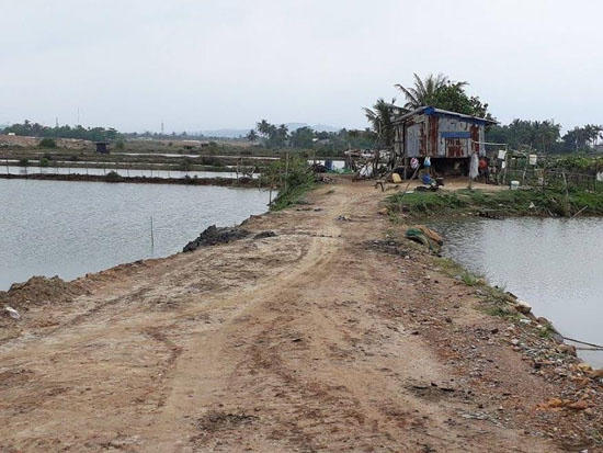 Nhiều diện tích đất nông nghiệp đã kiểm kê, phê duyệt phương án bồi thường nhưng đến nay người dân vẫn chưa ai được nhận tiền đền bù. Do vậy, mặc dù người dân vẫn sử dụng đất canh tác bình thường nhưng chỉ sản xuất “cầm chừng” không dám đầu tư kinh phí để nâng cao năng suất vì không biết dự án lúc nào giải phóng mặt bằng.