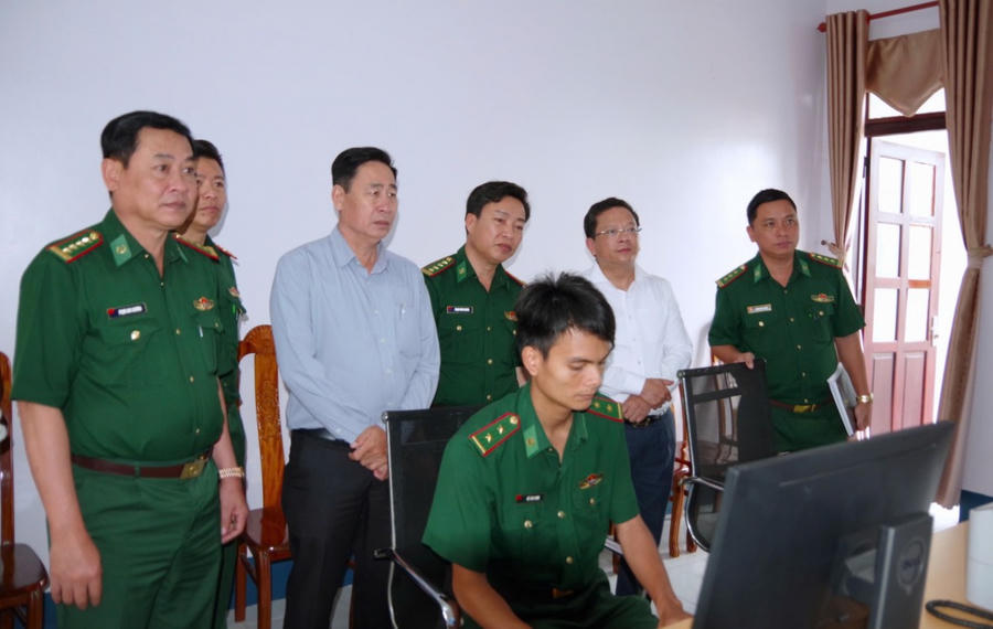 Phó Bí thư Thường trực Tỉnh ủy Cà Mau (thứ 2, bên phải sang) và các đại biểu dự Hội nghị kiểm tra Trung tâm giám sát hành trình tàu cá tại Bộ Chỉ huy Bộ đội Biên phòng tỉnh Cà Mau.