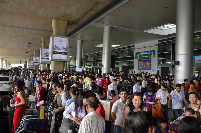 Người dân xếp hàng đông kín nhà ga quốc tế