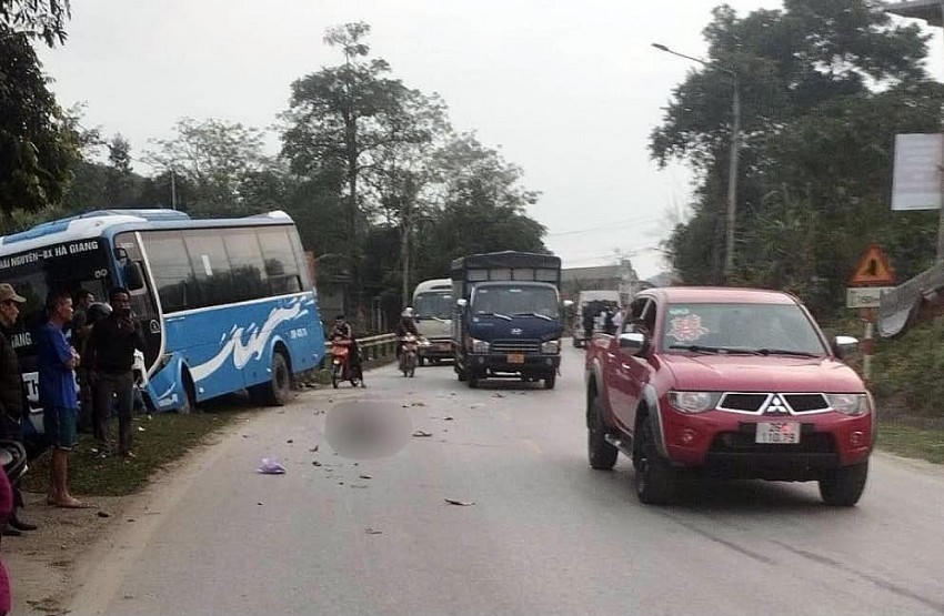 Hiện trường vụ va chạm giữa xe máy và xe khách, khiến 1 người ở Hà Giang tử vong tại chỗ