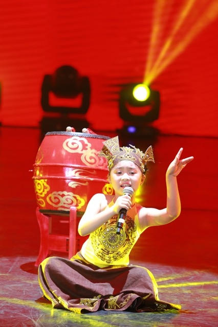 Mặc dù phần thi chưa tốt nhưng bé Kim Đông Nhi vẫn được giám khảo Xuân Bắc khen khích lệ.