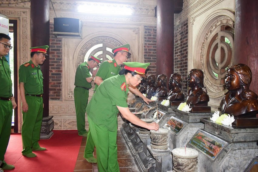 Đoàn công tác Cụm thi đua số 4- Bộ Công an và Công an tỉnh Nghệ An thắp tâm hương thành kính các vị Anh hùng Liệt sỹ. Ảnh C04.