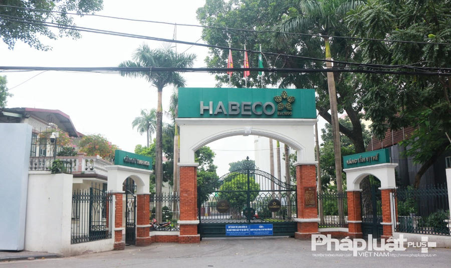 Cổng trụ sở của Habeco tại số 183 Hoàng Hoa Thám