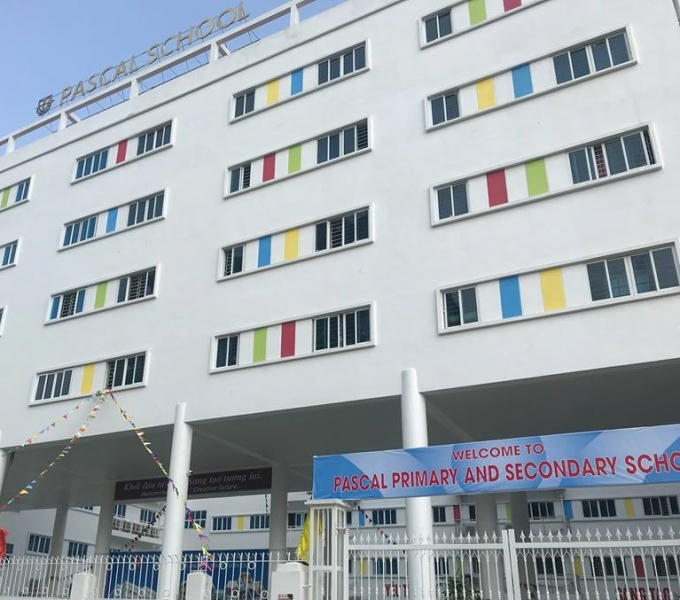 Một nhóm người, nghi là bảo vệ trường tiểu học – Trung học cơ sở Pascal đã có hành vi hành hung người khác, khiến nạn nhân phải nhập viện.