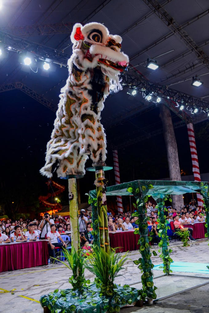 Ấn tượng nhất năm nay là phần thi đấu đặc sắc, đa dạng và cuốn hút của 25 đoàn lân sư rồng đến từ TP.HCM và ba tỉnh lân cận.