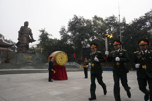 Lễ thắp lửa truyền thống dưới chân tượng đài đài vua Quang Trung mở màn cho Lễ giao nhận quân.