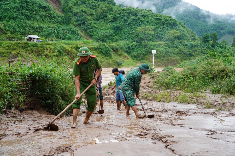 Lực lượng chức năng dọn dẹp bùn đất tại các tuyến đường sau khi nước rút. (Ảnh: UBND tỉnh Quảng Trị)
