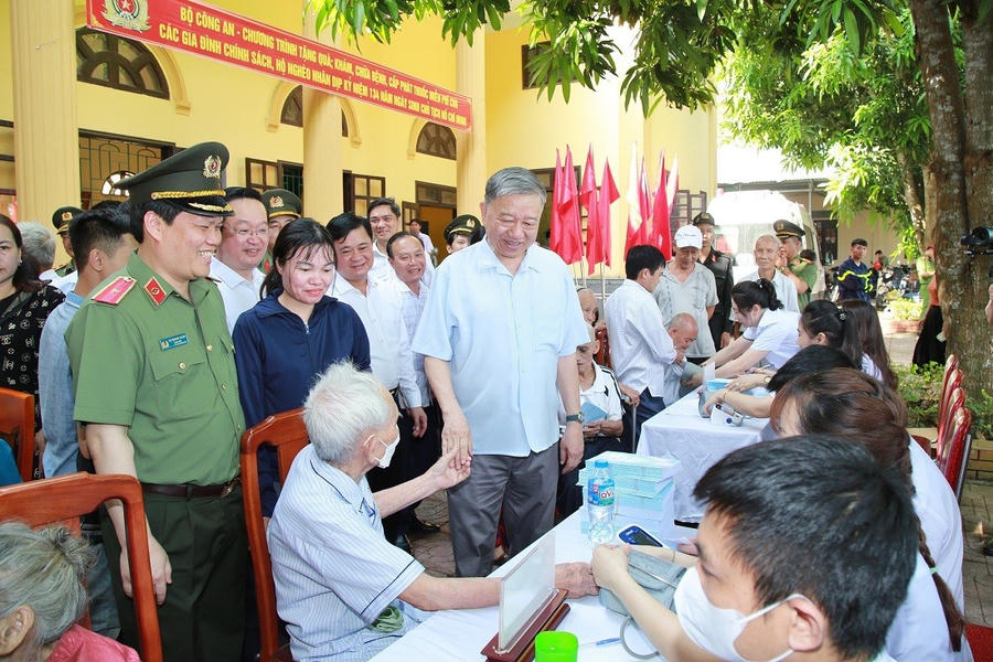 Khám, chữa bệnh, cấp phát thuốc miễn phí cho các gia đình chính sách, hộ nghèo trên địa bàn - Ảnh Công an Nghệ An.