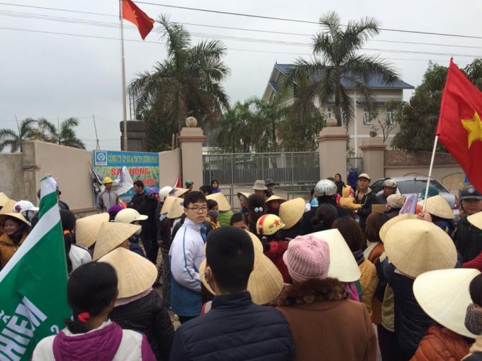 Người dân tập trung trước cổng nhà máy để phản đối khi nhà máy lén lút hoạt động.