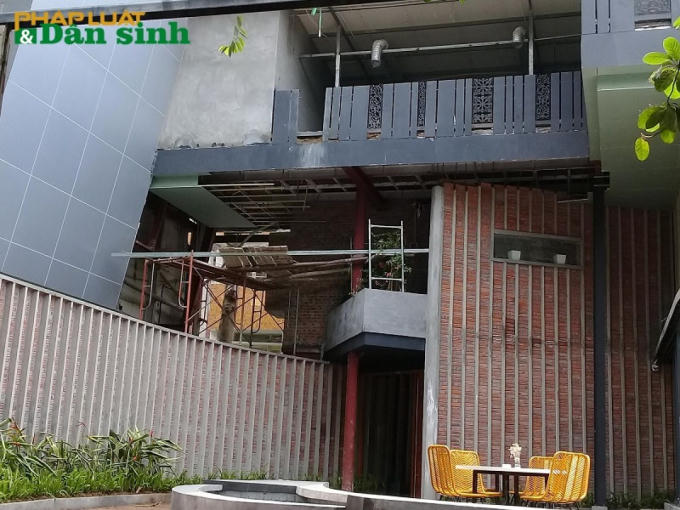 Tầng 2 của công trình vẫn đang được xây dựng.