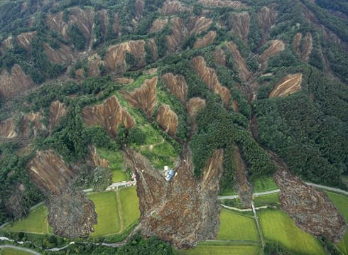 Hàng loạt vụ lở đất kinh hoàng ở Atsuma. (Ảnh: Reuters)