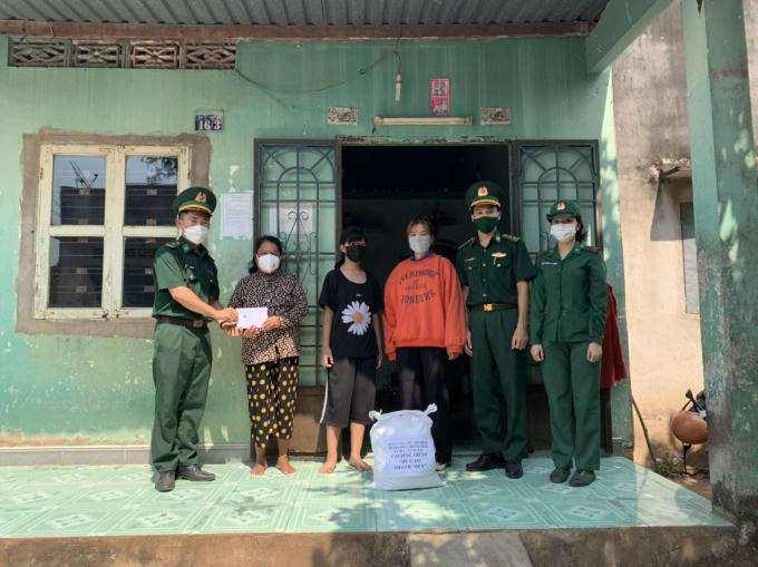 Trao tặng 10 suất quà, mỗi suất gồm 20kg Gạo và 500 nghìn đồng cho các em học sinh.