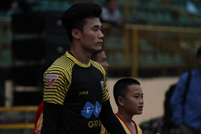 Thủ m&ocirc;n Tiến Dũng: &ldquo;Ch&uacute;ng t&ocirc;i muốn c&oacute; niềm vui trọn vẹn ở trận chung kết&rdquo;