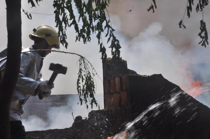 Phá tường tiến sâu vào trong.