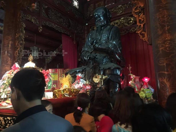 Không ai bảo ai, tất cả đều nghiêng mình thành kính lễ bái, cầu mong một năm mới thuận lợi cho chính bản thân, gia đình và bạn bè.