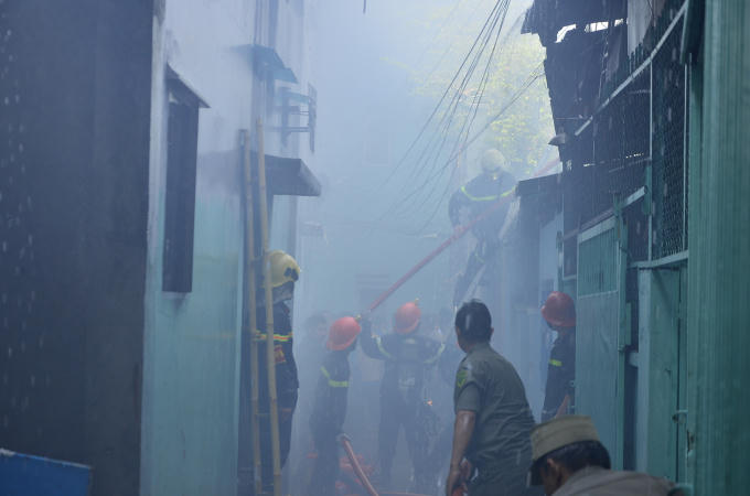 Công tác chữa cháy gặp nhiều khó khăn do căn nhà nằm sâu trong hẻm.