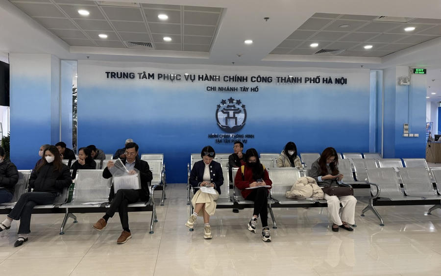 Theo quy định pháp luật chuyên ngành, cá nhân, tổ chức vẫn phải nộp bản chính Giấy chứng nhận quyền sử dụng đất, quyền sở hữu tài sản gắn liền với đất để hoàn tất quá trình giải quyết. Gây mất thời gian, lãng phí nguồn lực xã hội, ách tắc và ảnh hưởng đến việc thực hiện các thủ tục hành chính khác. Trung tâm Phục vụ hành chính công TP Hà Nội vừa phê duyệt phương án tái cấu trúc quy trình giải quyết thủ tục hành chính trong lĩnh vực đăng ký biện pháp bảo đảm bằng quyền sử dụng đất, tài sản gắn liền với đất. Nhằm đẩy mạnh cung cấp dịch vụ công trực tuyến.