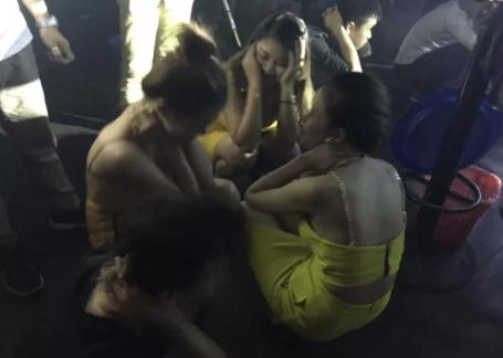 Đột k&iacute;ch qu&aacute;n bar Diamond, h&agrave;ng trăm thanh ni&ecirc;n quay cuồng trong tiếng nhạc