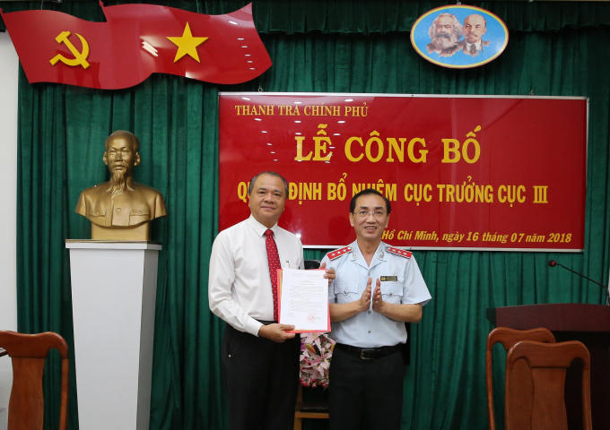 Phó Tổng Thanh tra Chính phủ Đặng Công Huẩn trao Quyết định cho ông Trần Văn Mây giữ chức Cục trưởng Cục Thanh tra, Giải quyết khiếu nại, tố cáo khu vực 3 - Ảnh: VGP/Mạnh Hùng