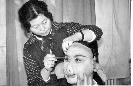 Hóa trang cho Lão Trư trước giờ diễn. Ảnh: internet.