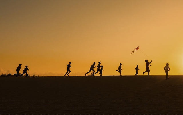 Bức “Kids Are Having Fun” (Trẻ nhỏ vui đùa) của tác giả @phamhuytrung chụp ở Phan Rang.