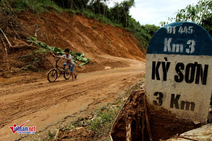 Sạt lở ở xã Dân Hạ khiến 8 hộ dân phải di dời khẩn cấp.