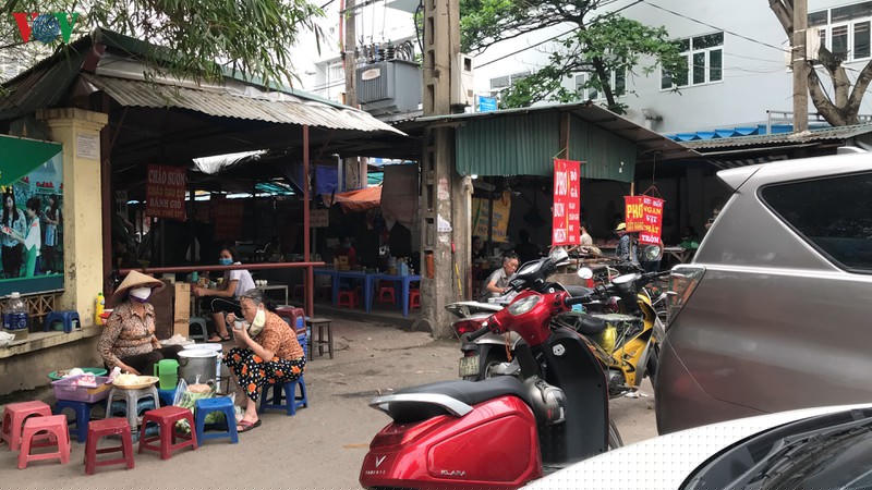 sang nay, nhieu cua hang dich vu khong thiet yeu o ha noi van mo cua hinh 4