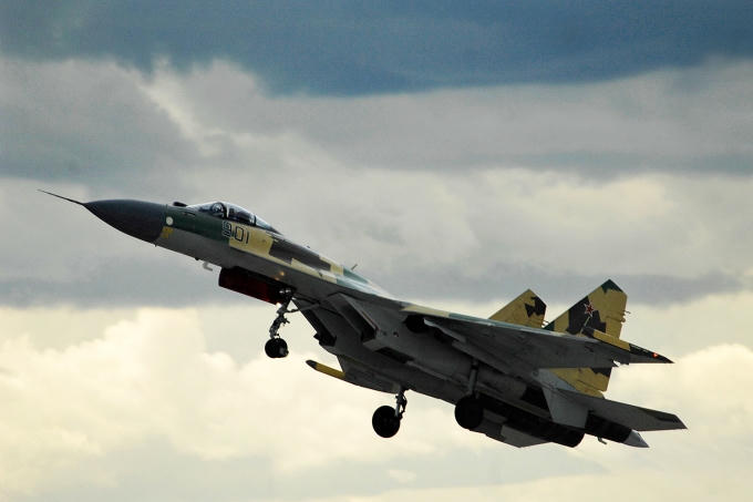 Việt Nam đang quan tâm tới dòng Su-35 hiện đại của Nga (Ảnh: Vedomosti.ru)