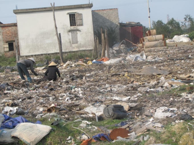 Rác thải các loại vây quanh dân cư, hậu quả lâu dài thì chưa có cơ quan chuyên môi nào đánh giá nhưng người dân nơi đây thì vẫn phải chịu cực hình khi sống chung với rác.