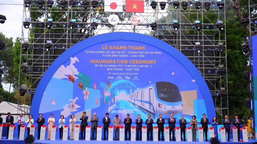 Các đại biểu thực hiện nghi thức khánh thành tuyến Metro số 1.