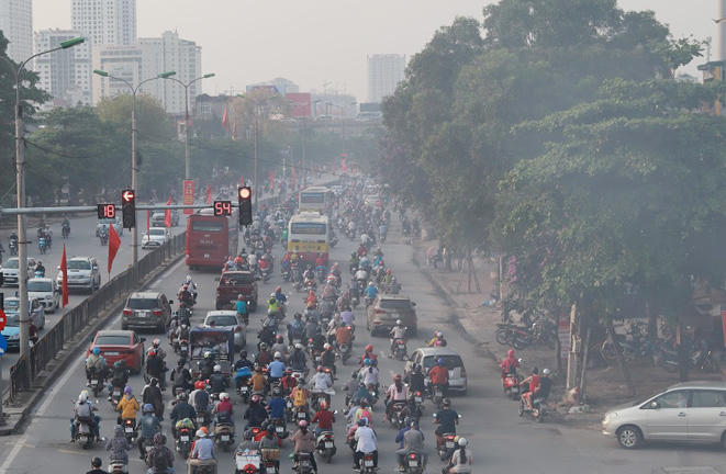 Hà Nội đang trong những ngày báo động về chất lượng không khí. Ảnh: Lê Phú.