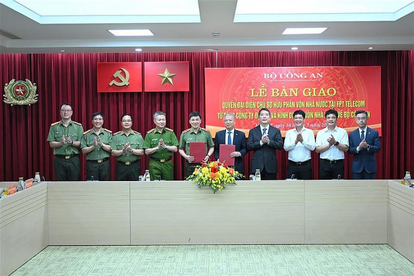 Đại diện Bộ Công an và SCIC thực hiện lễ bàn giao.