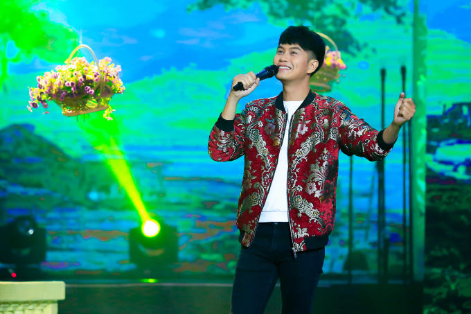 Noo Phước Thịnh “đốn tim” fan trong Tết Kỷ Hợi bằng hit Xuân của Châu Đăng Khoa